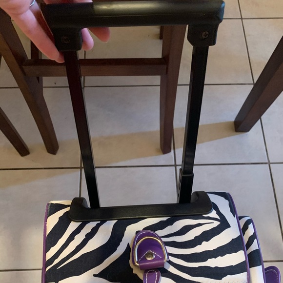 Zebra print roll suitcase - Picture 2 of 3